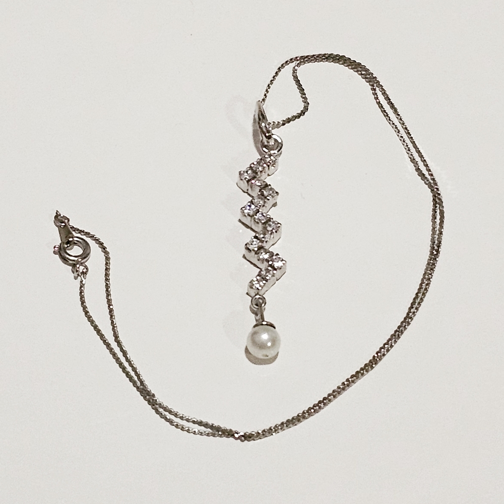 Elegant Silver Necklace with Pearl Pendant